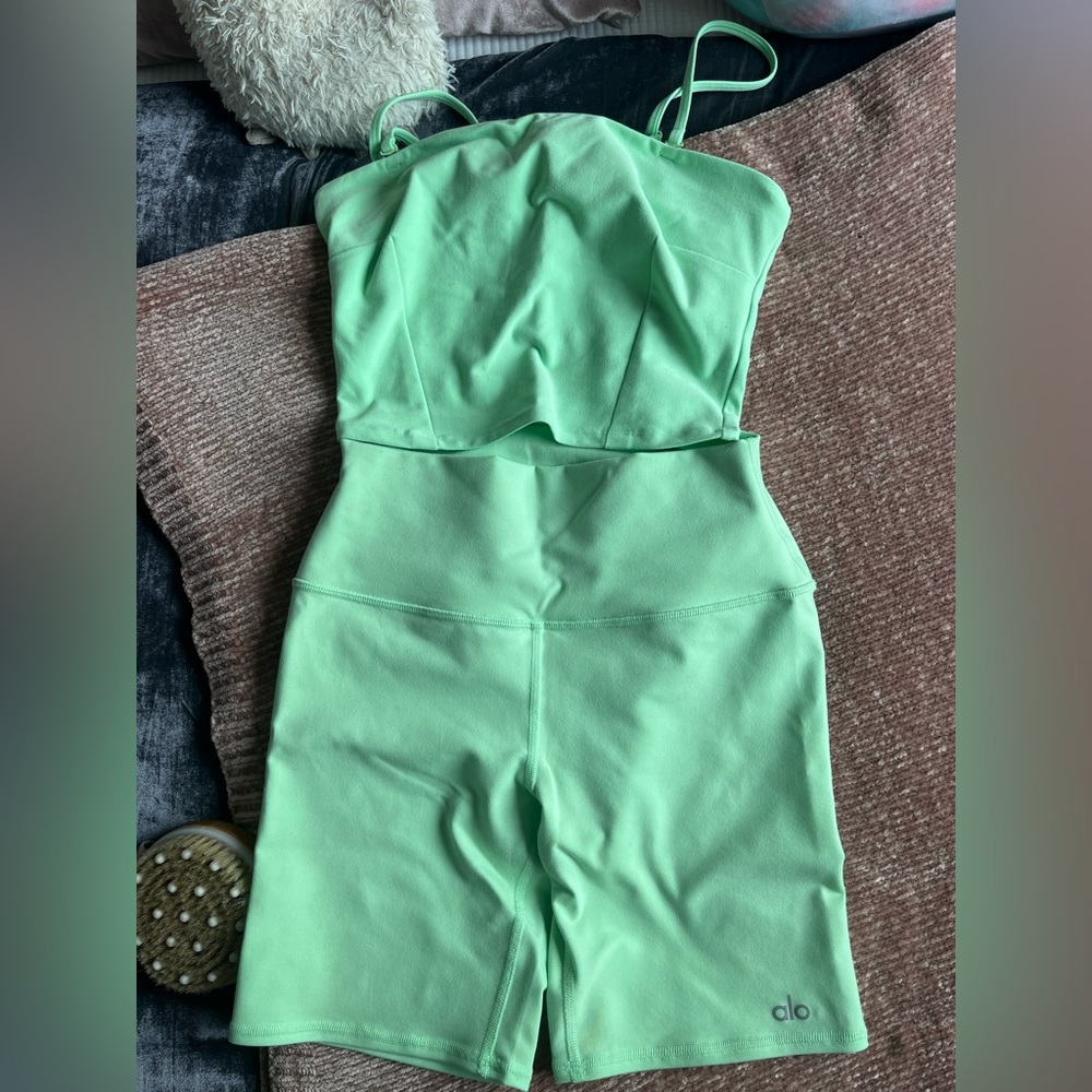ALOSOFT CONVERTIBLE SUNKISSED BANDEAU (XS) + 7" HIGH-WAIST BIKER SHORT (S)